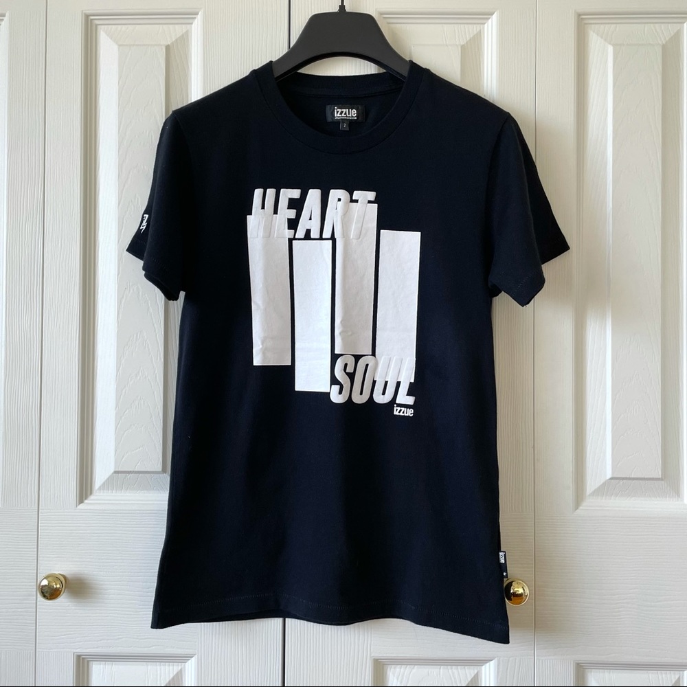 3/$30 NWOT Izzue Unisex Black Tee - Heart & Soul